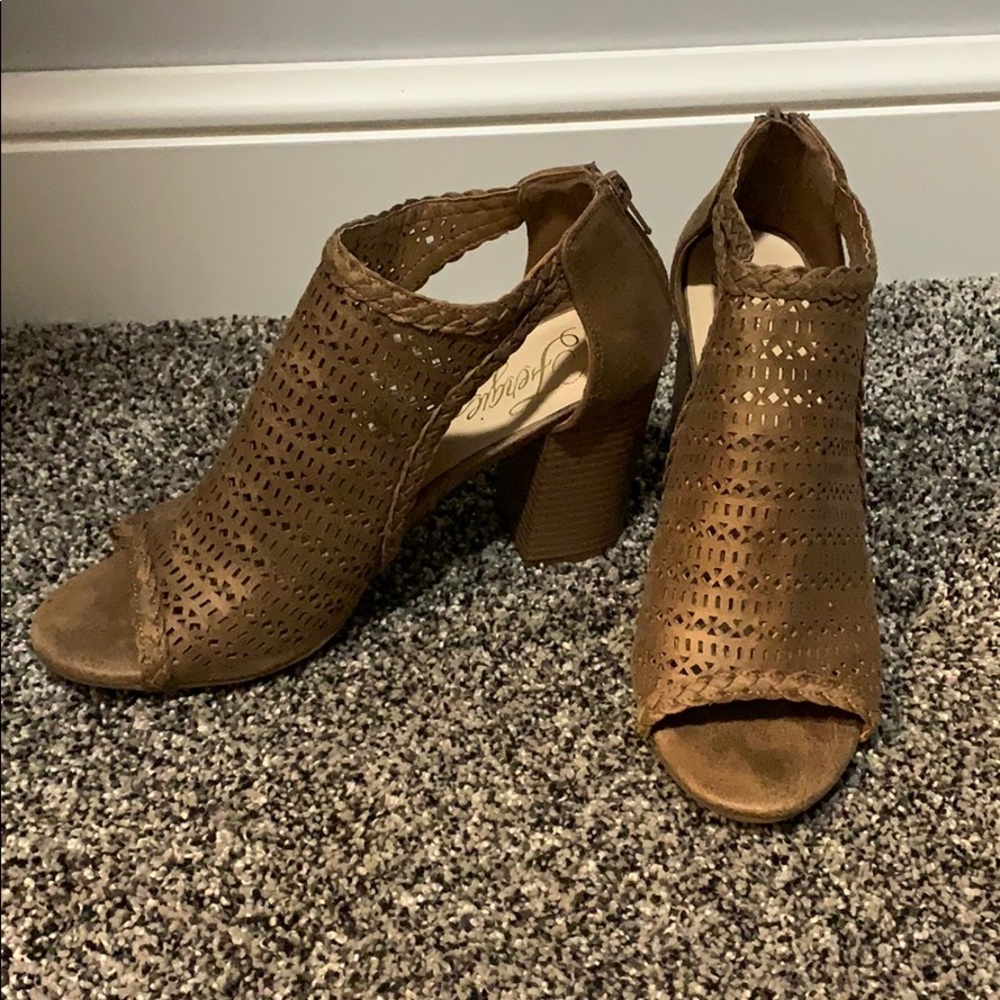 Fergie Peep Toe Pumps Sz8.5 BRAND NEW